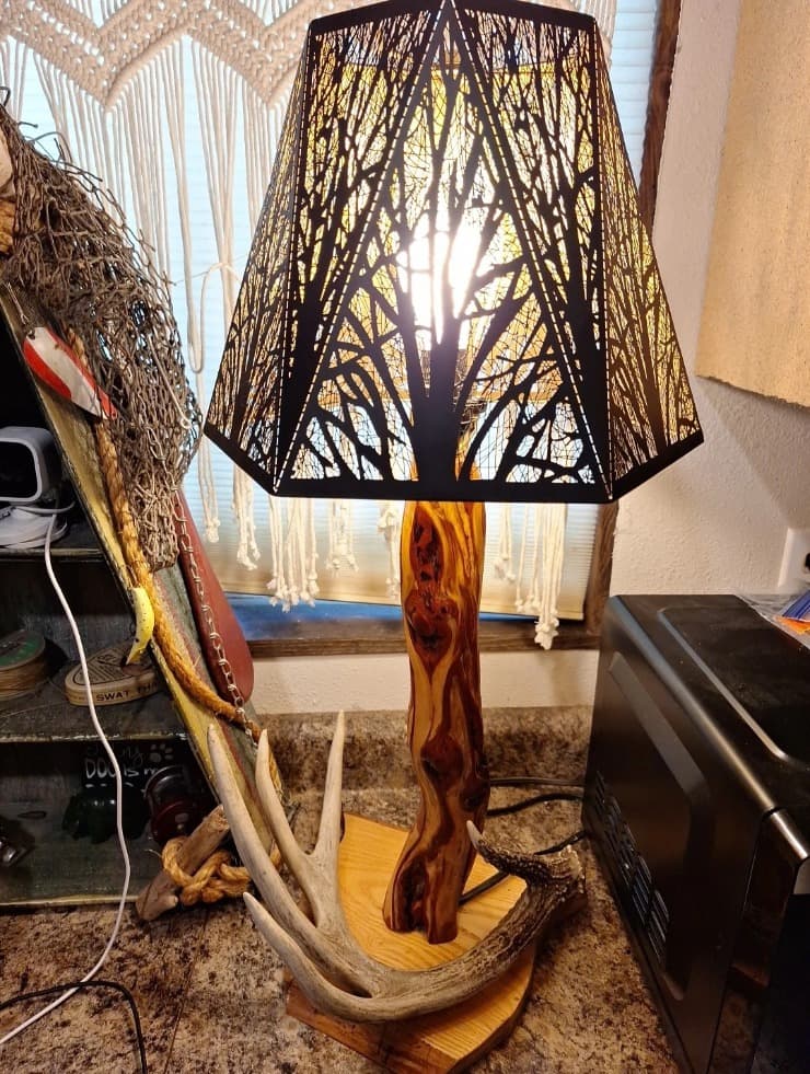 Diamond Willow Log Cabin Style Lamp with Deer Antler – Rustic Lodge Decor - Image 1